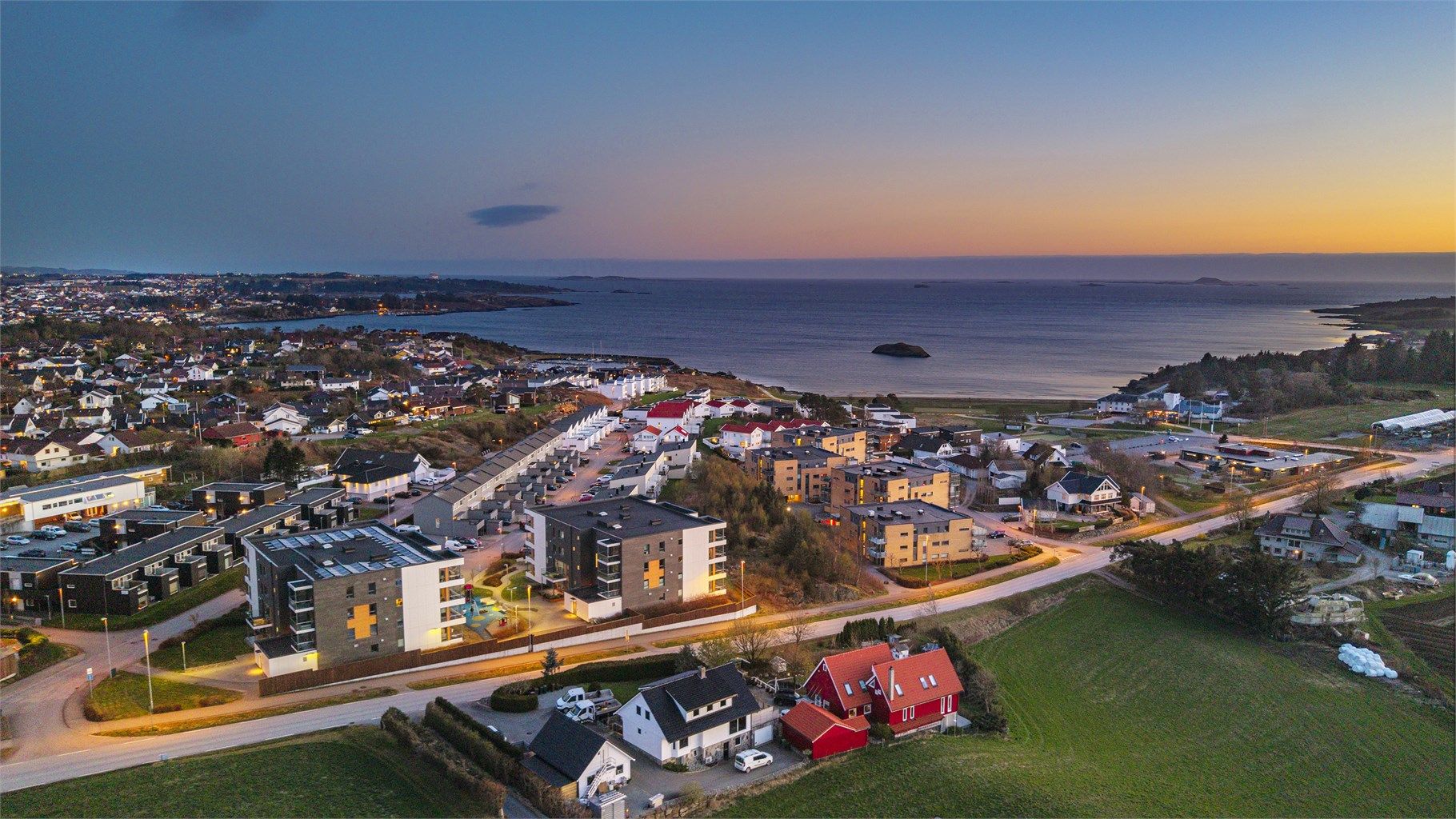 Leiligheten ligger i et etablert og rolig boligområde.