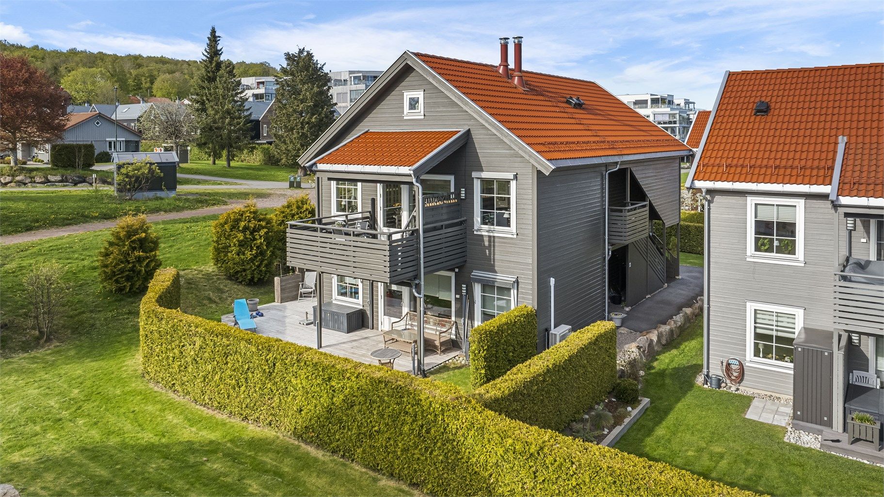 Leilighet beliggende i et populært og barnevennlig område i Stokke. Kort vei til barnehage, barneskole og ungdomsskole samt flotte turstier i Bokemoa.
