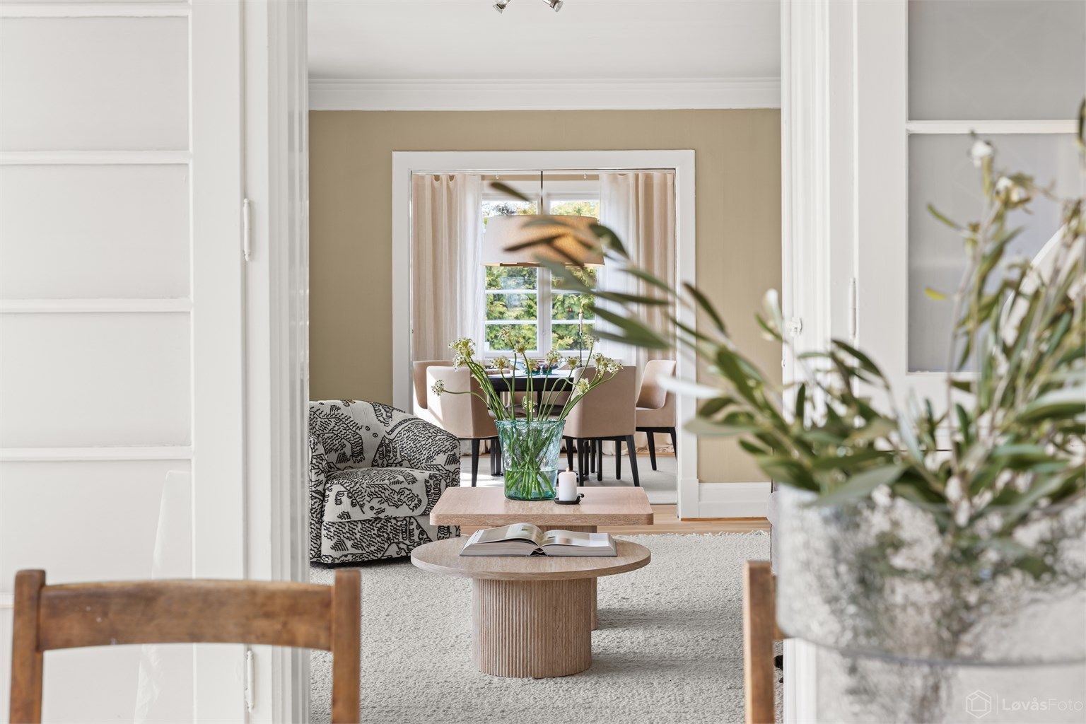 Boligen kombinerer historiske detaljer med moderne oppgraderinger, og byr blant annet på en karakteristisk hall med vakre utskjæringer, en stor hovedetasje med romslige stuer på rekke, et stilfullt kjøkken, 5 soverom, stor tomt og garasje med hybel