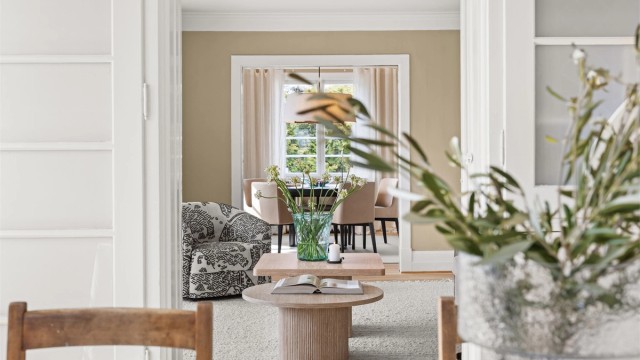 Boligen kombinerer historiske detaljer med moderne oppgraderinger, og byr blant annet på en karakteristisk hall med vakre utskjæringer, en stor hovedetasje med romslige stuer på rekke, et stilfullt kjøkken, 5 soverom, stor tomt og garasje med hybel