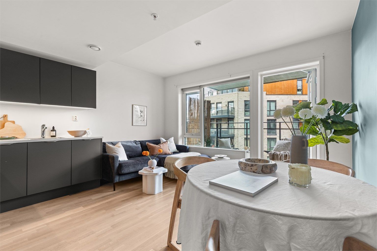 Det er store vindusflater som slipper inn rikelig med lys og skaper en lys og luftig atmosfære i stuen.