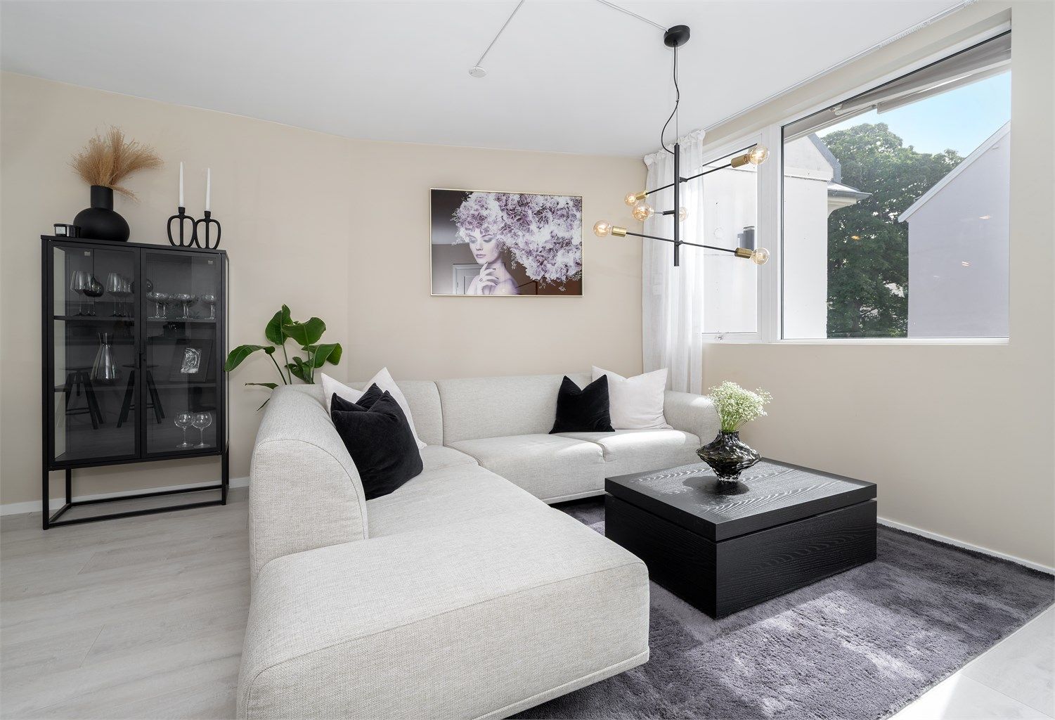Ved utgangen til balkong er det etablert et trivelig tv-hjørne. Her er det god plass til sofa og bord, samt vitrineskap. Den store vindusflaten, sammen med balkongdør gir godt med naturlig lysinnslipp