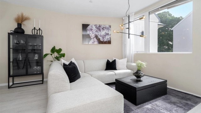 Ved utgangen til balkong er det etablert et trivelig tv-hjørne. Her er det god plass til sofa og bord, samt vitrineskap. Den store vindusflaten, sammen med balkongdør gir godt med naturlig lysinnslipp