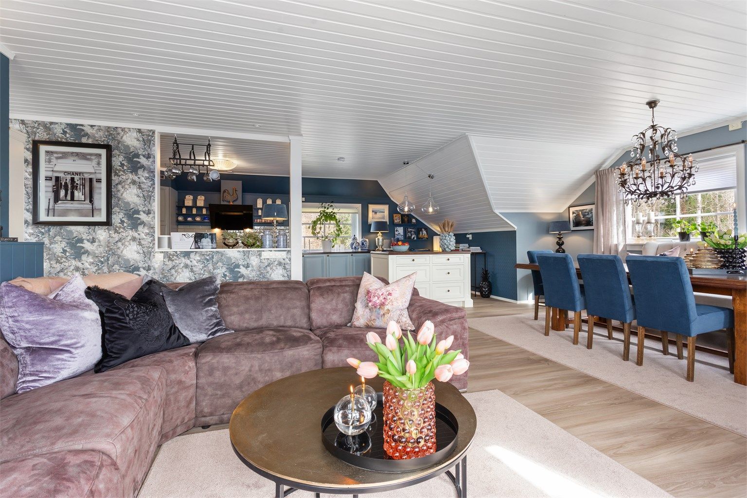 Den romslige stuen gir fleksibilitet for møblering og sosialt samvær.