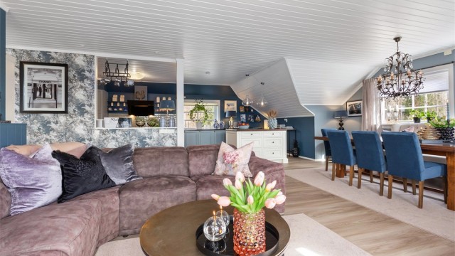Den romslige stuen gir fleksibilitet for møblering og sosialt samvær.