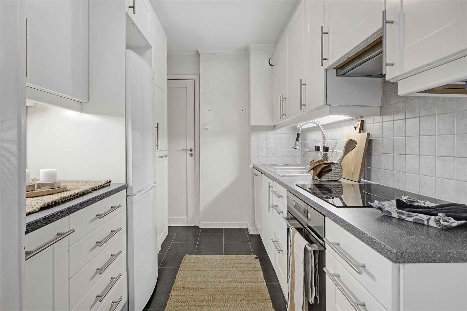 Kjøkken - innredning fra IKEA montert i 2009 iht tidligere selger - glatte/profilerte fronter - benkeplate av laminat - benkeskapbelysning og stikkontakter over kjøkkenbenk