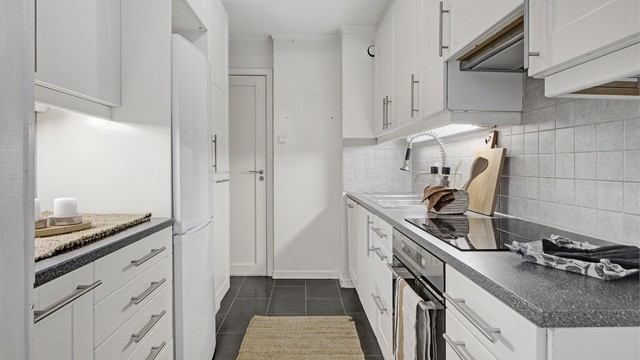 Kjøkken - innredning fra IKEA montert i 2009 iht tidligere selger - glatte/profilerte fronter - benkeplate av laminat - benkeskapbelysning og stikkontakter over kjøkkenbenk