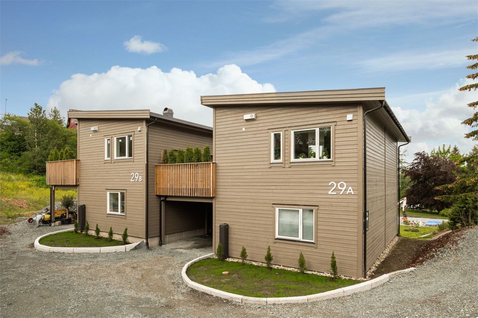 Velkommen til Ullins veg 29A - og denne flotte og moderne eneboligen i kjede beliggende på populære Hoeggen. 