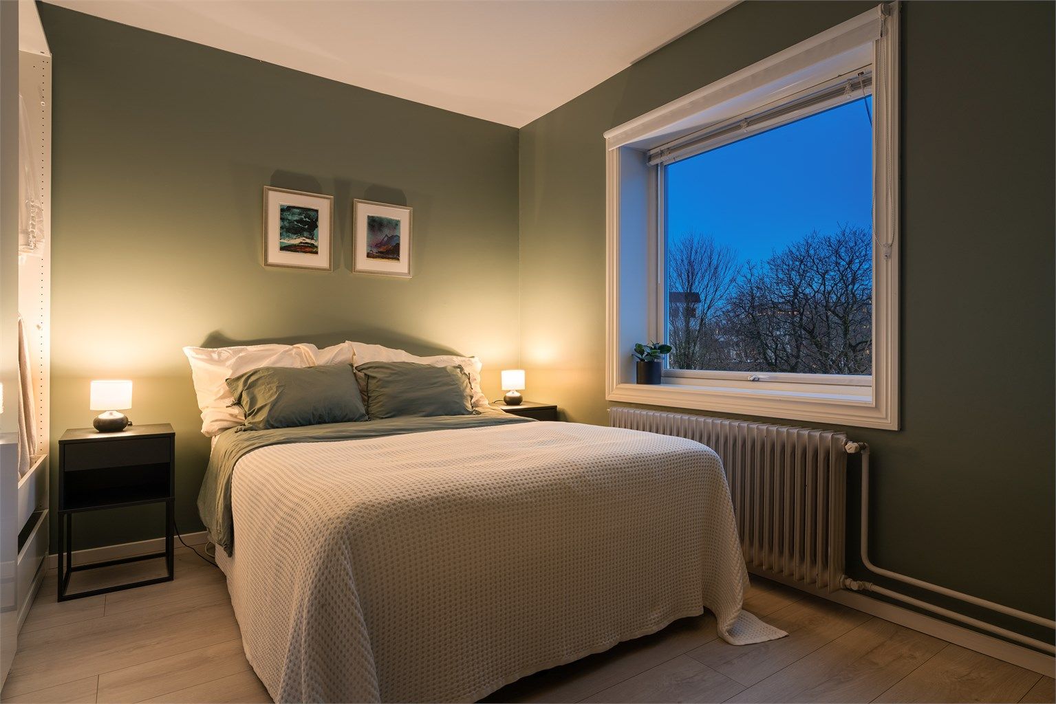 Hovedsoverommet er av god størrelse med plass til dobbeltseng og tilhørende møblement.