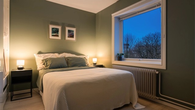 Hovedsoverommet er av god størrelse med plass til dobbeltseng og tilhørende møblement.