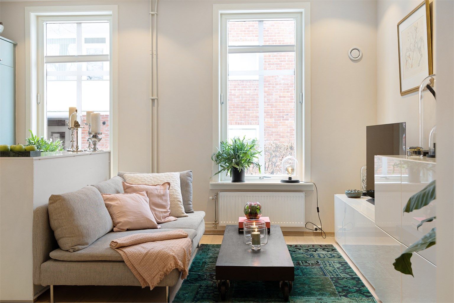 De store vinduene slipper inn rikelig med naturlig lys.