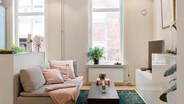 De store vinduene slipper inn rikelig med naturlig lys.