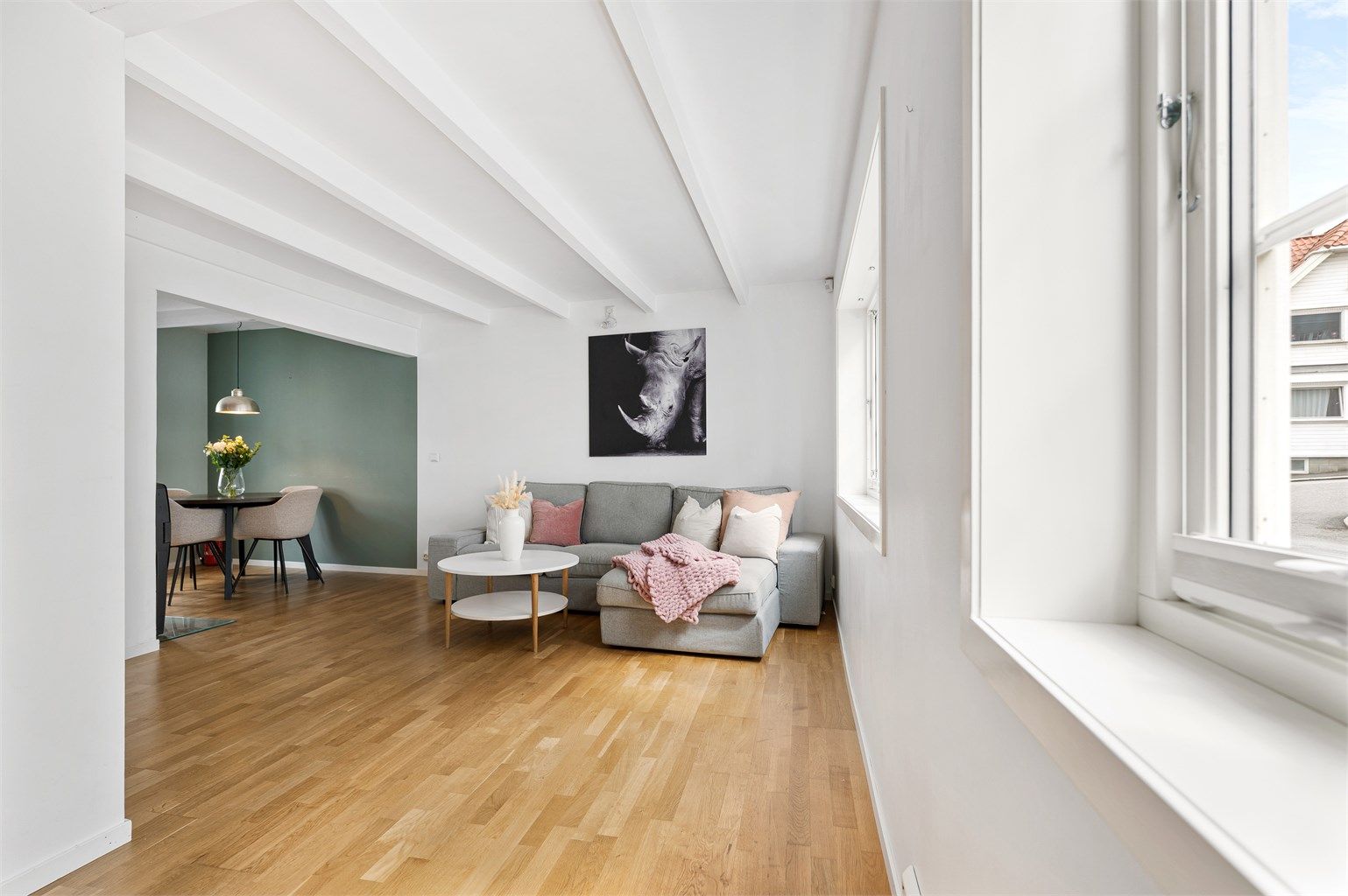 Velkommen til Hetlandsgata 32, en sjarmerende enebolig som er pusset opp i perioden 2010-2012, og dermed kombinerer det moderne med trehussjarmen. 