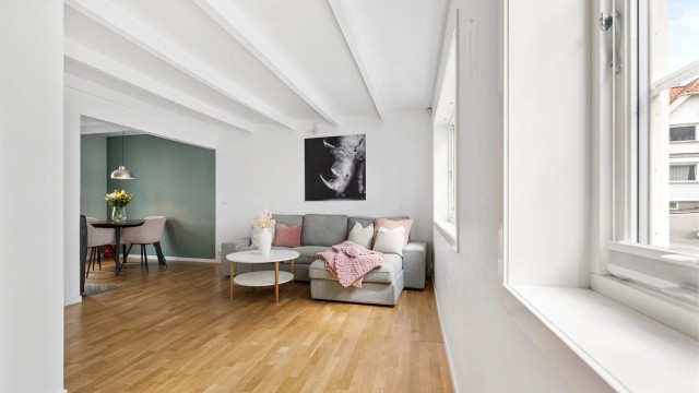 Velkommen til Hetlandsgata 32, en sjarmerende enebolig som er pusset opp i perioden 2010-2012, og dermed kombinerer det moderne med trehussjarmen.