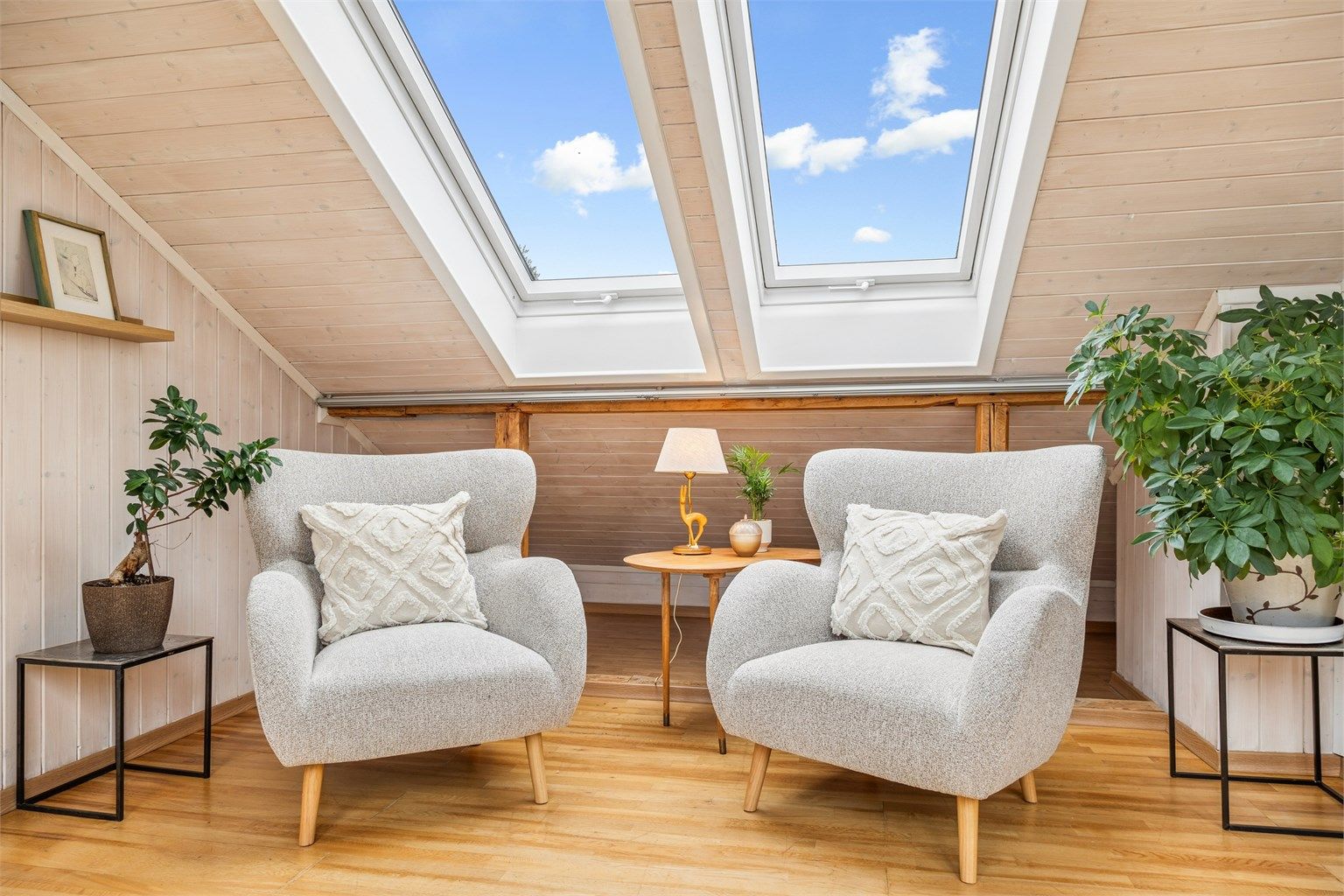 Store takvinduer fra Velux gir rikelig med lys til hele loftsetasjen.