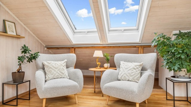 Store takvinduer fra Velux gir rikelig med lys til hele loftsetasjen.
