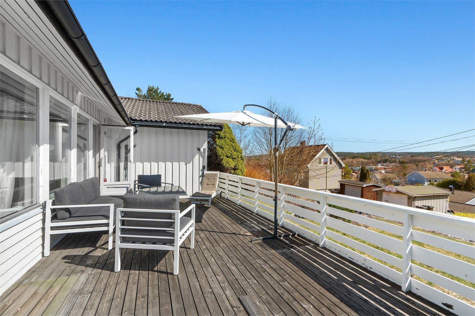 Verandaen har god plass til utemøbler for å nyte solen.