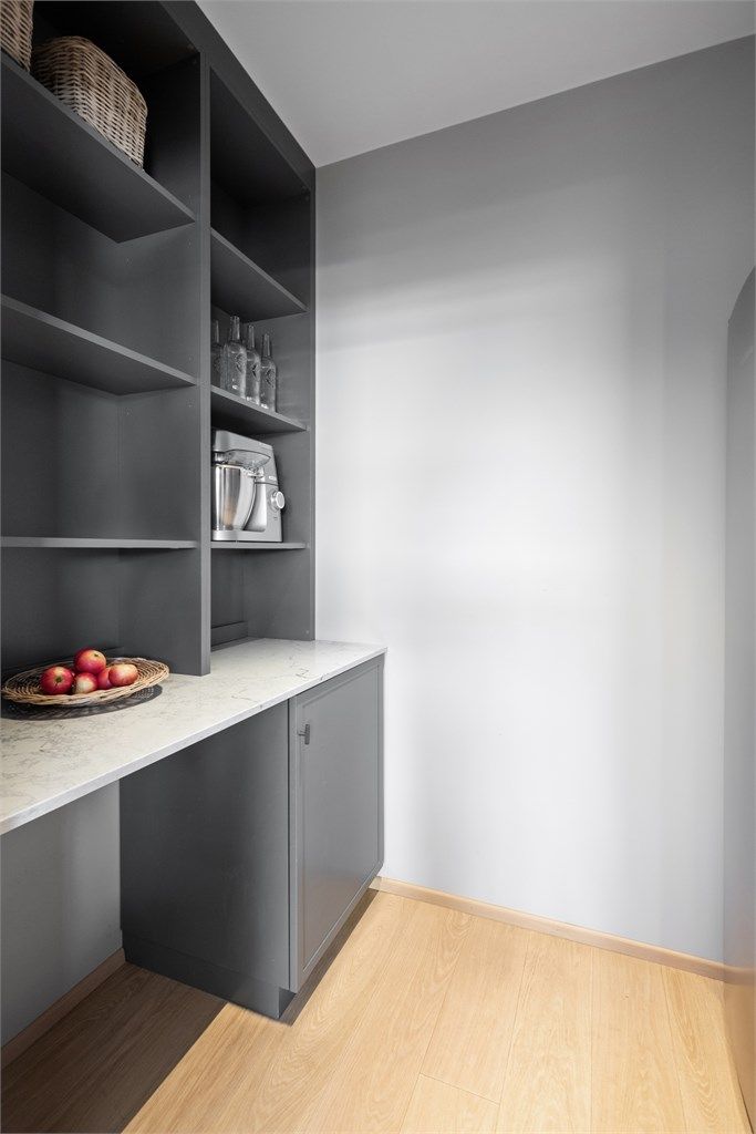  I tilknytning til kjøkkenet er det et svært praktisk grovkjøkken/pantry med hyller.
