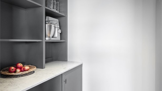 I tilknytning til kjøkkenet er det et svært praktisk grovkjøkken/pantry med hyller.