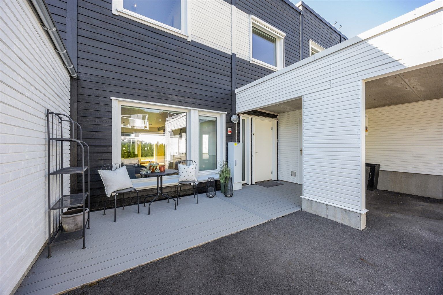 Det er plass til 2 bilder på egen tomt. Elbil lader i carport