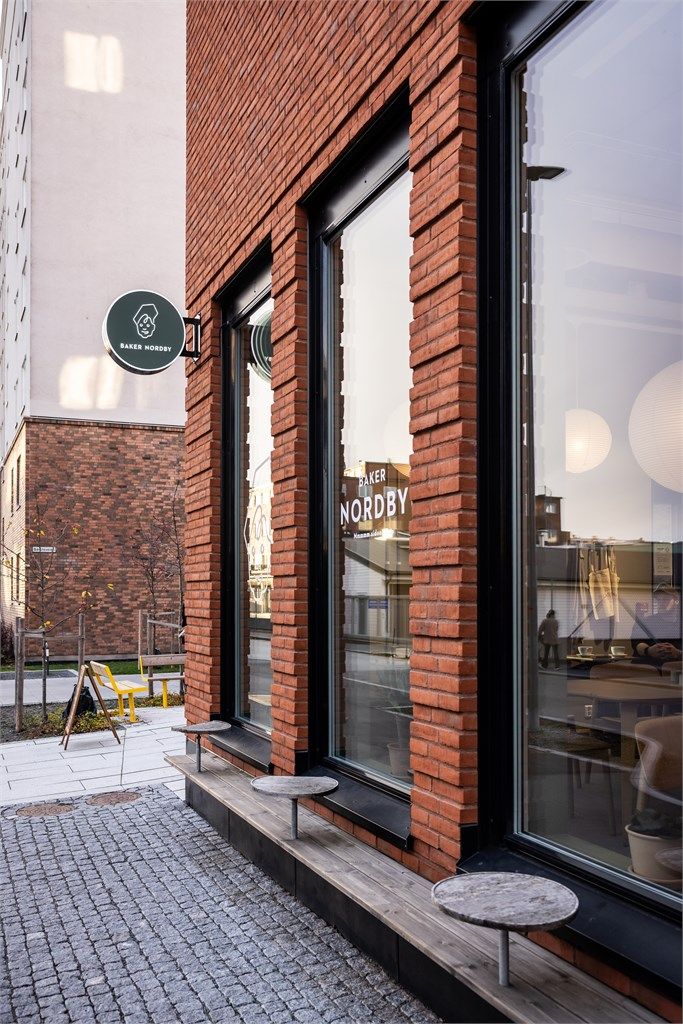 Hyggelige caféer og servicetilbud i umiddelbar nærhet, samt kort gangavstand til kollektivtransport.