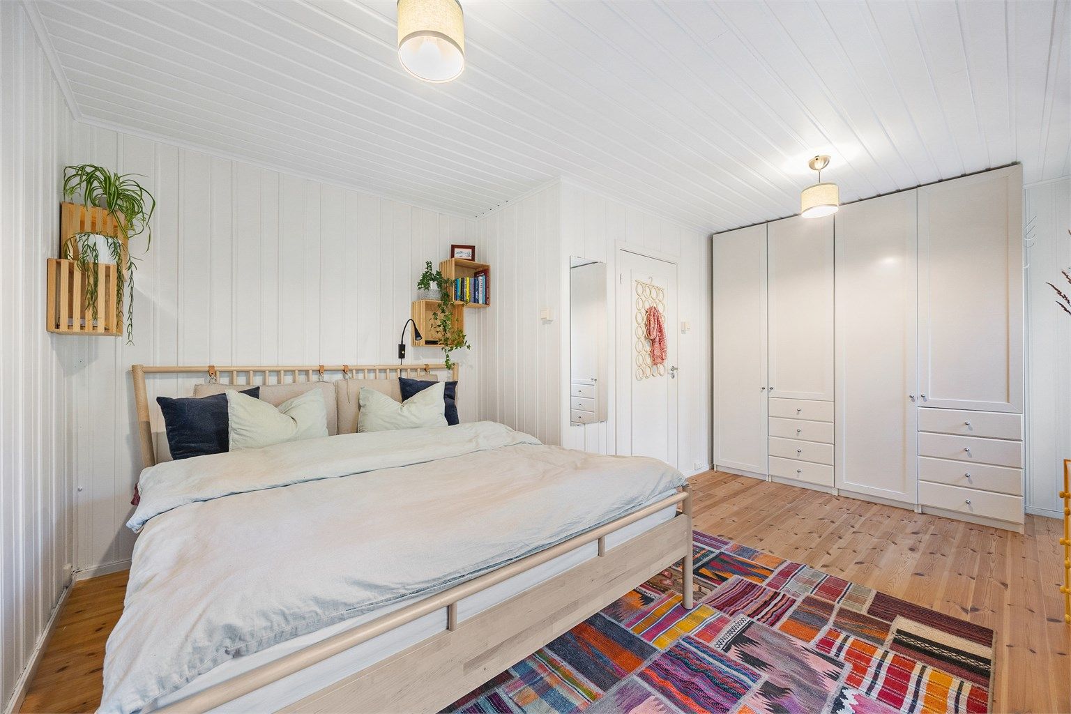 Lekkert, lyst og innbydende hovedsoverom 