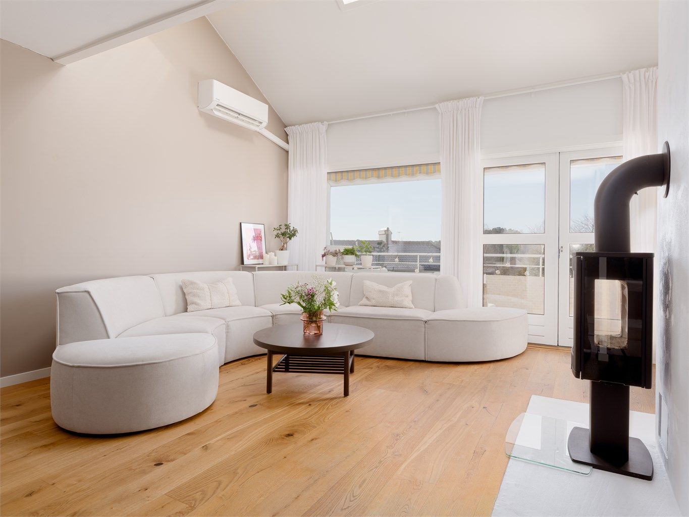 Audun Thorp Bjørnstad v/Krogsveen har gleden av å presentere en lekker og innbydende 3-roms med god planløsning, generøs takhøyde og mesanin.