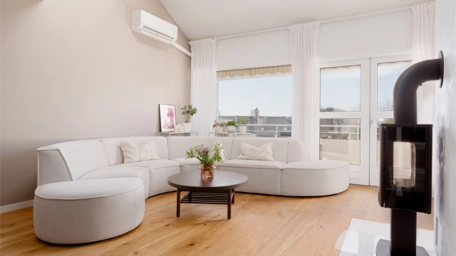 Audun Thorp Bjørnstad v/Krogsveen har gleden av å presentere en lekker og innbydende 3-roms med god planløsning, generøs takhøyde og mesanin.