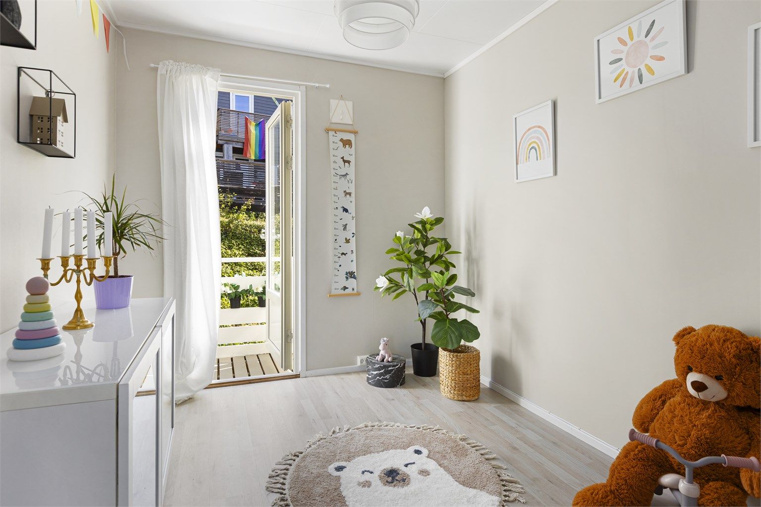Det andre soverommet har direkte utgang til en nordøstvendt terrasse på 16 m².
