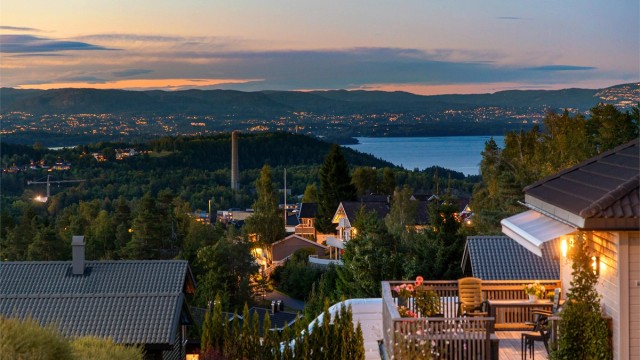 Flott utsikt fra terrasse utenfor stuen