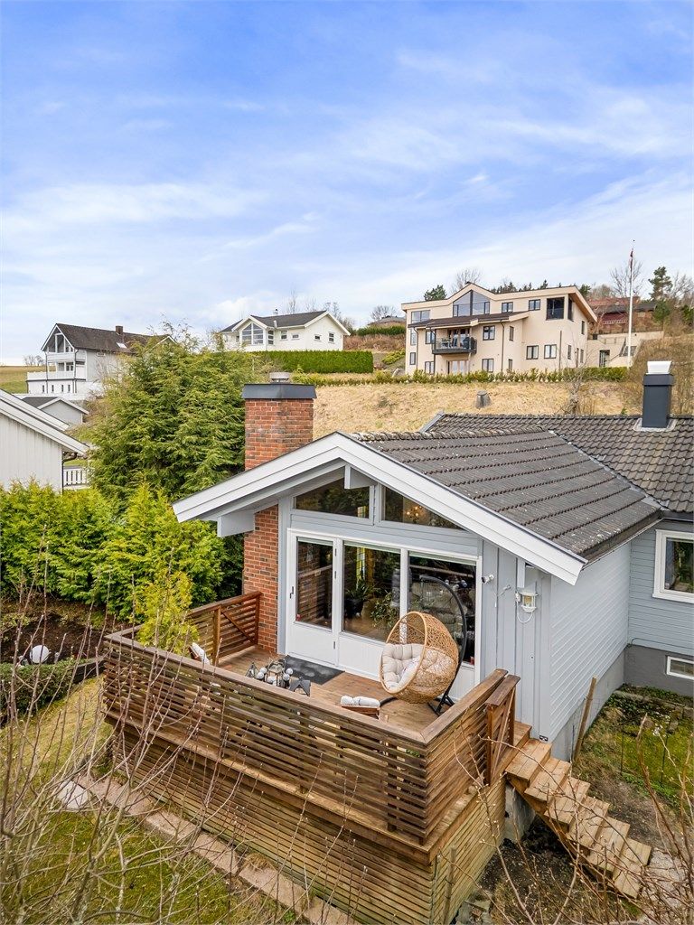 Tilbygget fra 1976 med de store vindusflatene gir stuen et moderne preg og god kontakt med uteområdet.