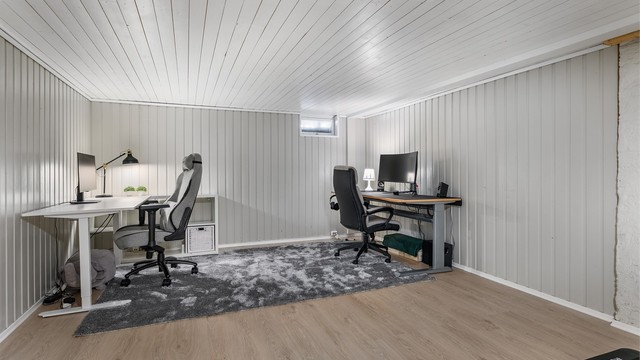 Kjelleren er innredet etter boligen ble ferdigstilt, uten at dette er omsøkt eller godkjent. Kjelleren er heller ikke godkjent for varig opphold.