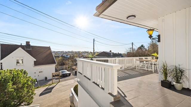 Uteplassene er designet for å utnytte tomtens høye plassering og gode solforhold gjennom dagen.