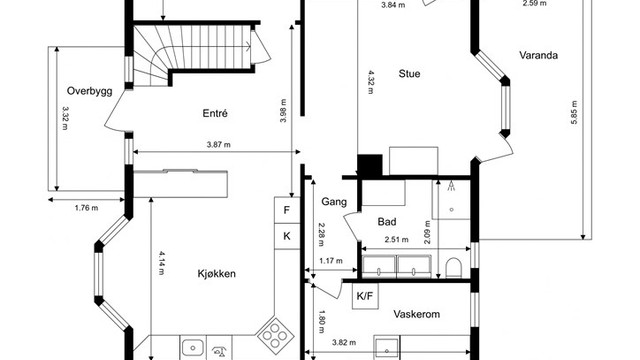 Første etasje er boligens sosiale sone, med stue, spisestue og kjøkken, i tillegg til et soverom, baderom og vaskerom.