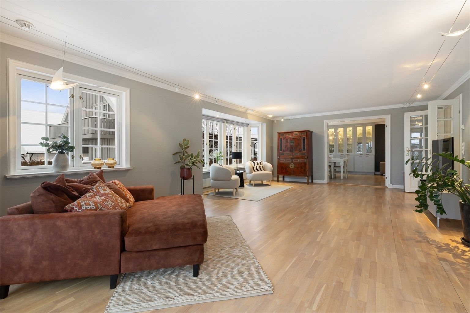 Stuen har gode møbleringsmuligheter med plass for sofagrupper, TV-seksjon, lesehjørne og annet passende møblement