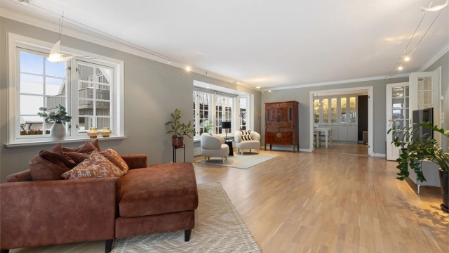 Stuen har gode møbleringsmuligheter med plass for sofagrupper, TV-seksjon, lesehjørne og annet passende møblement