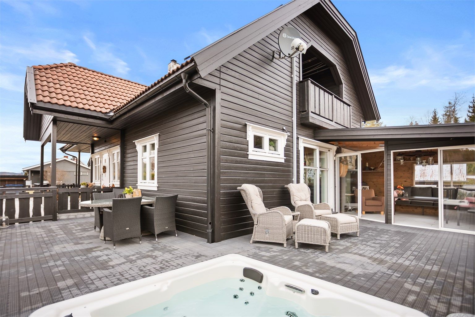 Eiendomsmegler Krogsveen v. Austeja Flenderyte har gleden av å ønske velkommen til Finnholtvegen 86! Foto: Ann-Helén Nannestad/ Isnitt.