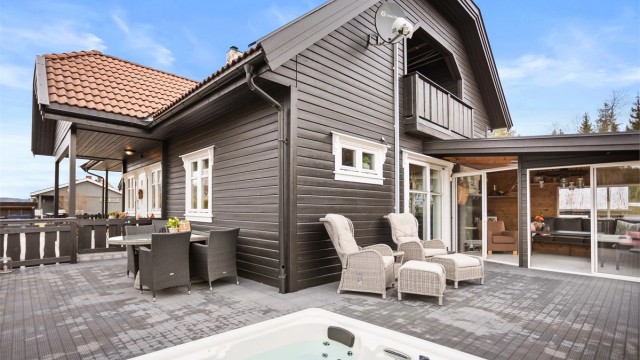 Eiendomsmegler Krogsveen v. Austeja Flenderyte har gleden av å ønske velkommen til Finnholtvegen 86! Foto: Ann-Helén Nannestad/ Isnitt.