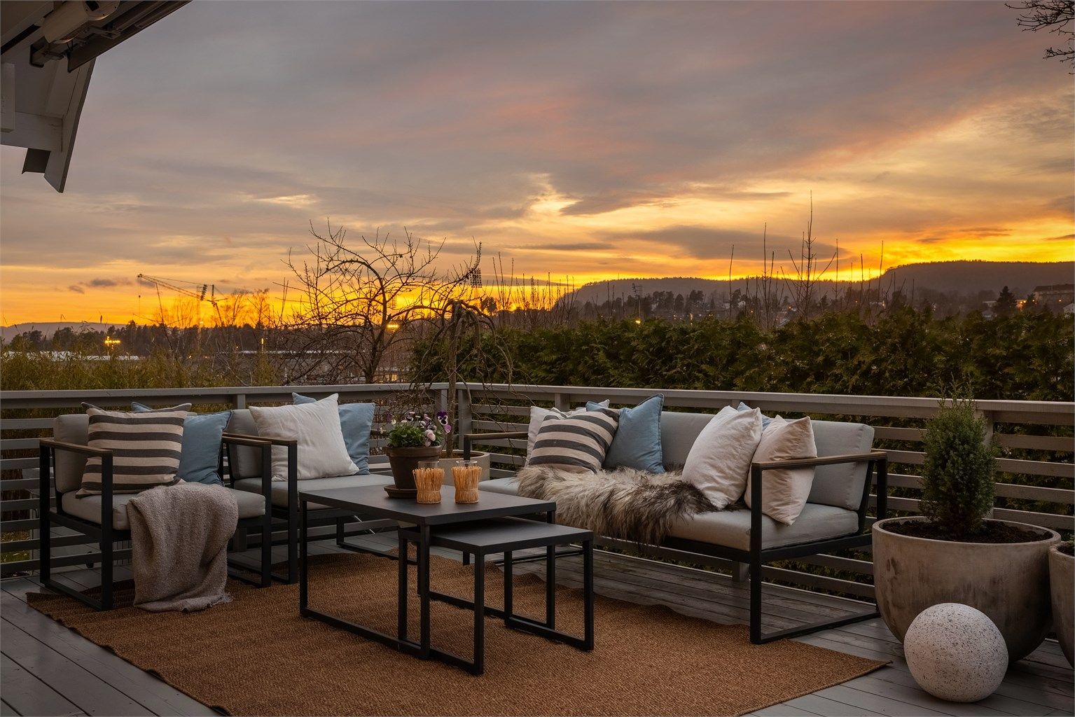 Velkommen til Skaujordveien 8B - Delikat bolig med skjermet beliggenhet. Solrikt. Idyllisk tomt. Gode parkeringsforhold. Gange til Bekkestua Sentrum. 