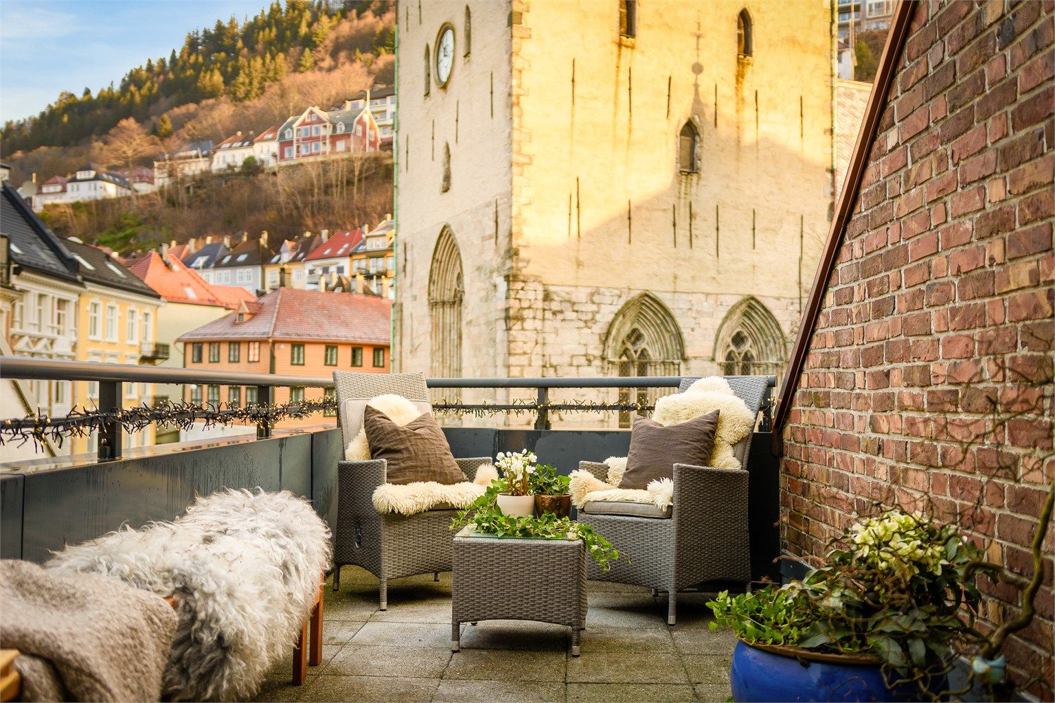 Her bor du sentralt men likevel tilbaketrukket, og med majestetiske Domkirken som nærmeste nabo