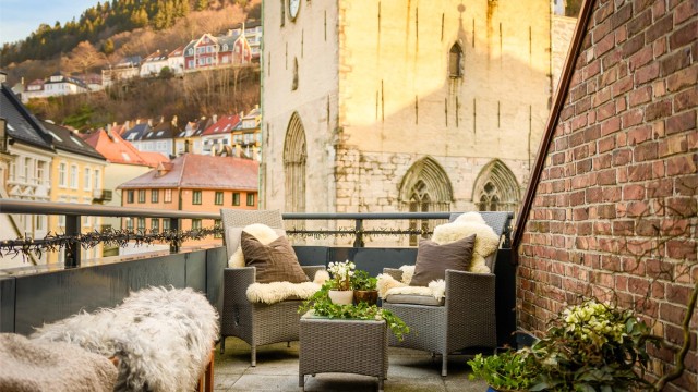 Her bor du sentralt men likevel tilbaketrukket, og med majestetiske Domkirken som nærmeste nabo