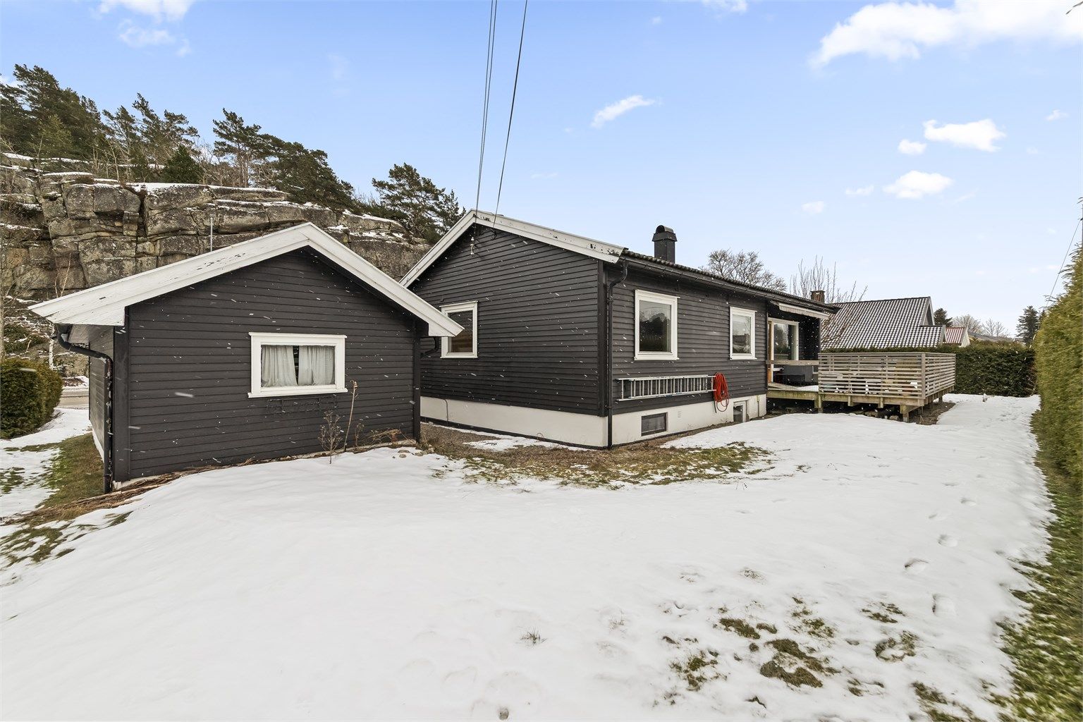 Eneboligen ligger i et veletablert og attraktivt boligområde på Vesterøya.