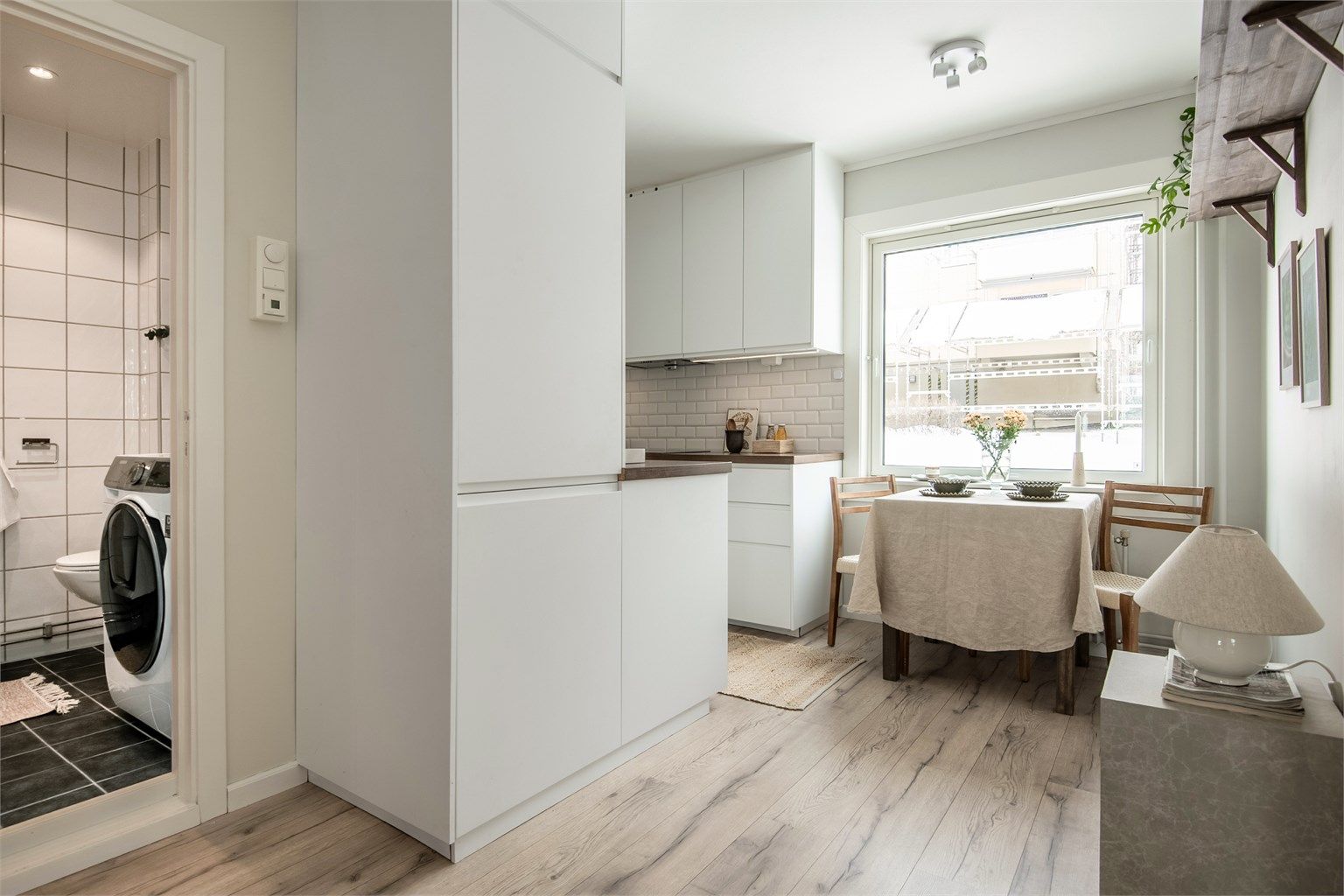 Romslig kjøkken med innredning fra 2019.