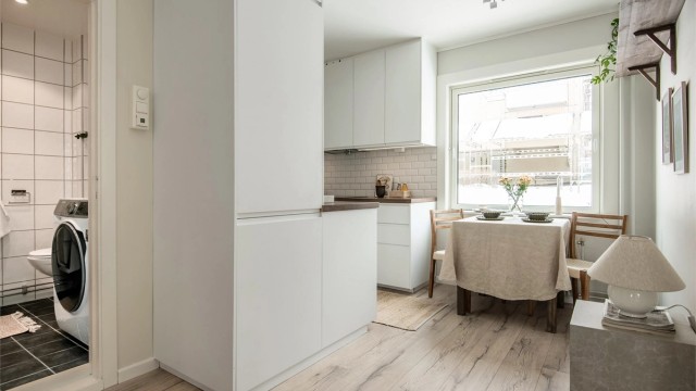 Romslig kjøkken med innredning fra 2019.