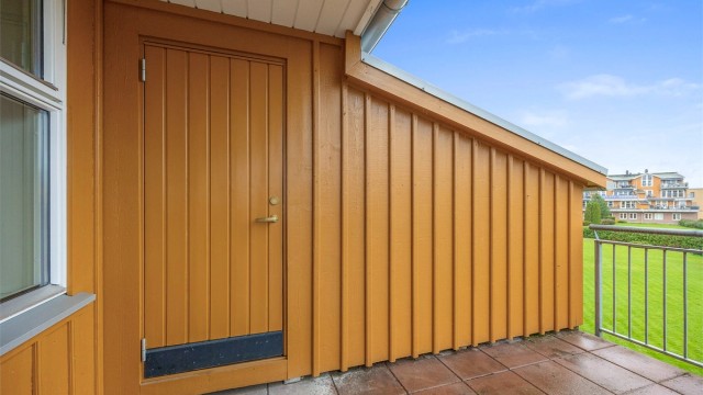 Tilhørende uisolert utebod på terrassen gir praktisk lagringsplass.
