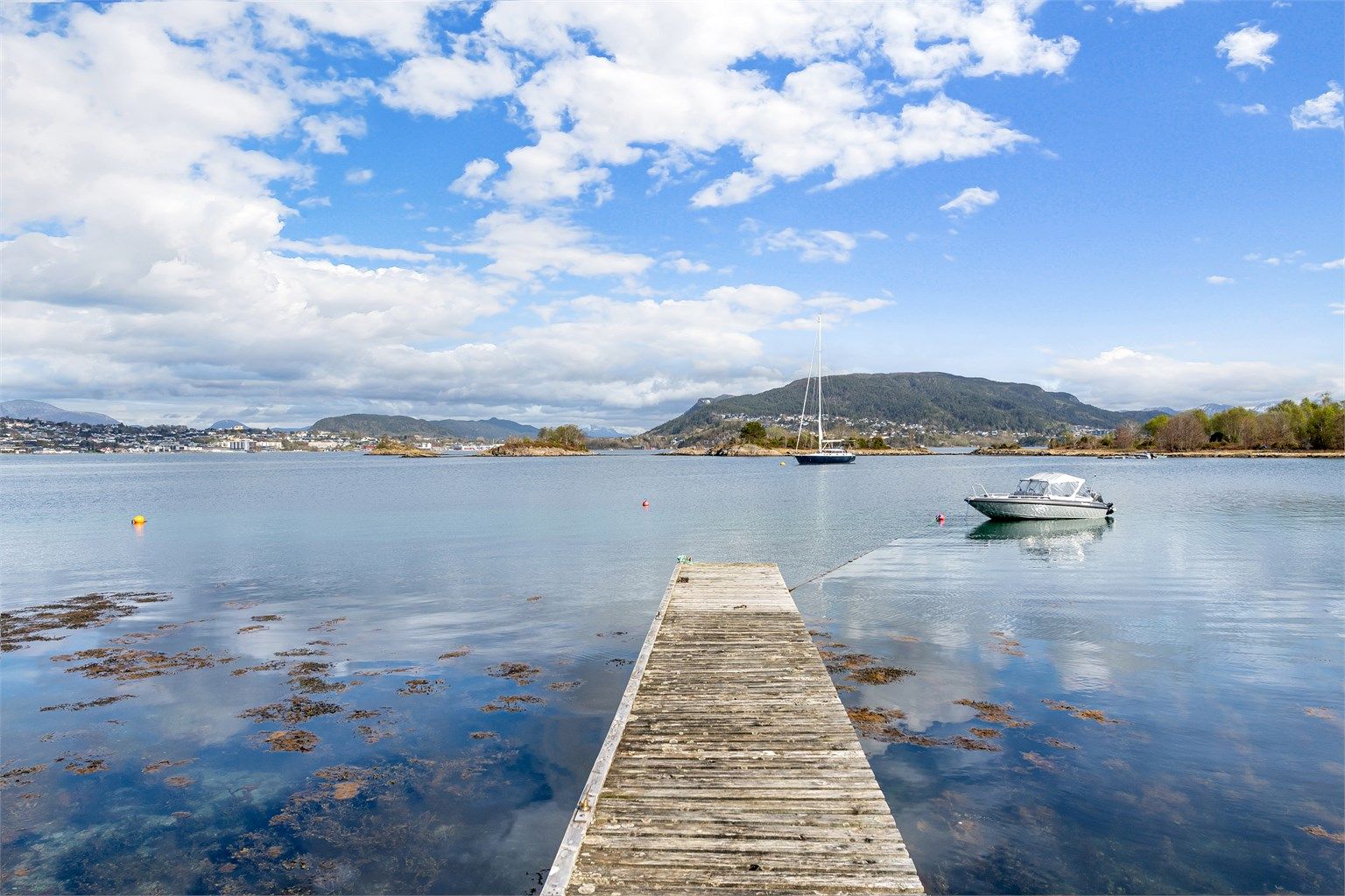 Eiendommen har direkte tilknytning til sjøen med brygge, ideelt for et aktivt båtliv. Foto: Stian Wiik