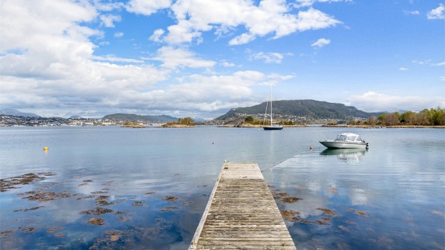 Eiendommen har direkte tilknytning til sjøen med brygge, ideelt for et aktivt båtliv. Foto: Stian Wiik