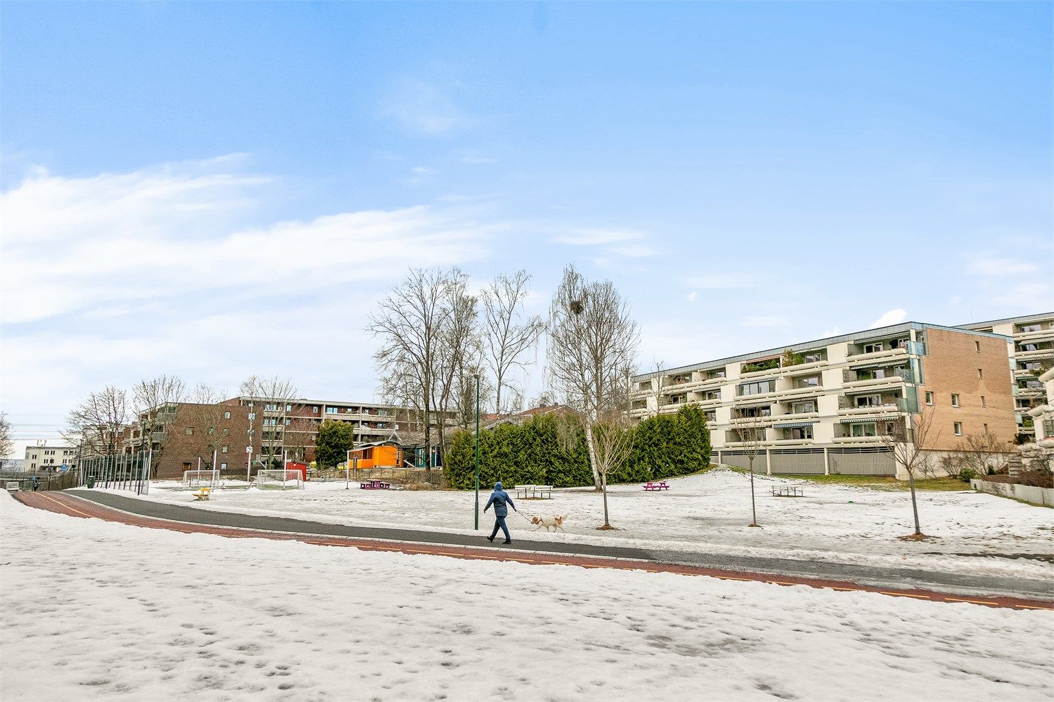 Leiligheten ligger i et rolig og veletablert boligområde på Etterstad uten gjennomgangstrafikk.