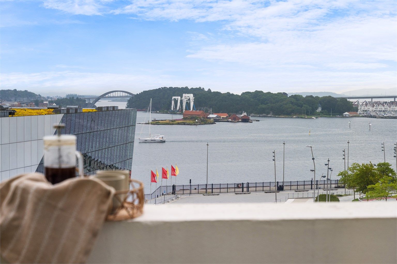  Leiligheten har 2 soverom, 2 balkonger, 2 bad og gjennomgående høy standard. Her bor man i et etablert sameie, stille og rolig, samtidig med alt byen har å tilby like utenfor.  