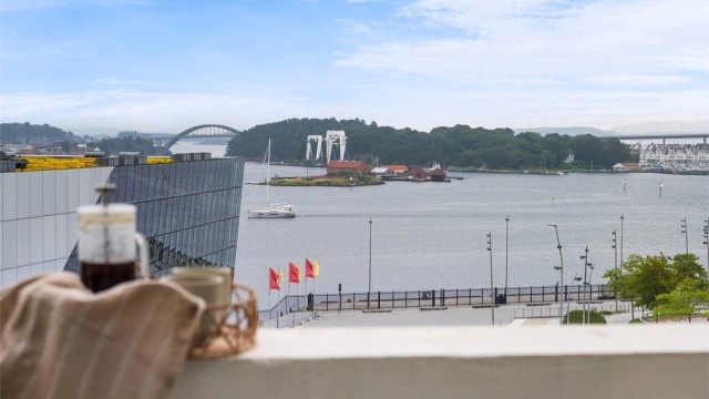 Leiligheten har 2 soverom, 2 balkonger, 2 bad og gjennomgående høy standard. Her bor man i et etablert sameie, stille og rolig, samtidig med alt byen har å tilby like utenfor.